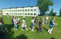 Zabawy na placu przedszkolnym z wykorzystaniem akcesoriow sportowych