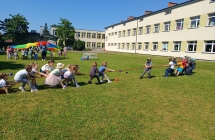 Przeciaganie liny - dziewczynki kontra chlopcy