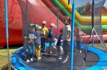 Dzieci skacza na trampolinie