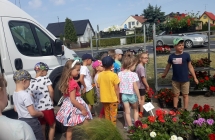 Przedszkolaki w punkcie sprzedazy kwiatow i warzyw