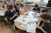 Dzieci pracuja przy stolikach ukladajac obrazki chronologicznie