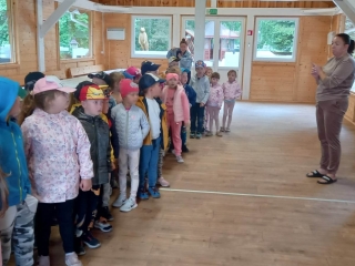 gr. V na zajeciach plastycznych dzieci ozdabiaja drewniane alpaki