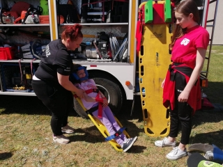 Dziewczynka przypieta do deski ratowniczej