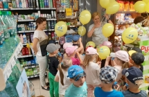 dzieci otrzymuja balony w sklepie lewiatan