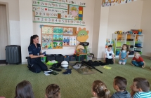 Pani policjantka na zajeciach w przedszkolu