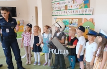 Dzieci z grupy VI wcielaja sie w role policjanta
