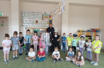 Zdjecie dzieci z grupy VI z mama jednego z chlopcow ktora jest policjantka