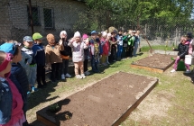 Dzieci z gr. IV zakladaja ogrodek