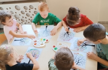 Dzieci ozdabiaja drzewo