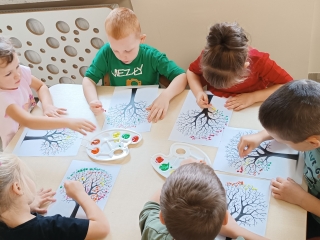 Dzieci ozdabiaja drzewo