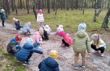 Dzieci rysuja patykami