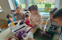 Dzieci wysiewaja nasiona do doniczek