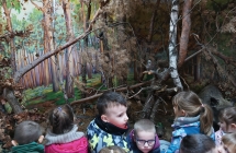 Dzieci ogladaja lesna wystawe