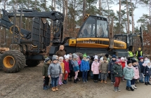 Dzieci poznaja zwd drwala i lesnika