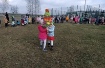 Dzieci niosa kukle Marzanny