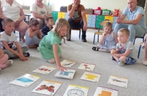 zajecia otwarte gr. V - dzieci wskazuja gloski slyszane na poczatku wyrazow