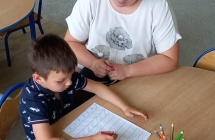 zajecia otwarte gr. V - dzieci rysuja szlaczki po sladzie