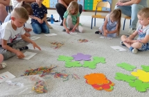 zajecia otwarte gr. V - dzieci przeliczaja i odwzorowuja liczbe z wykorzystaniem liczmanow