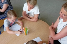 zajecia otwarte gr. V - rodzice obserwuja swoje pociechy podczas zadania grafomotorycznego