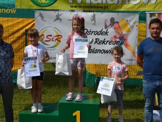 dziewczynki na podium podczas biegow