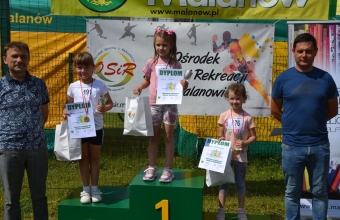 dziewczynki na podium podczas biegow