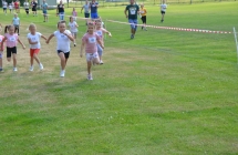 rywalizacja dziewczynek podczas biegow