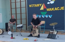 Muzycy podczas prezentacji instrumentow perkusyjnych.