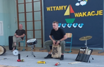 Muzycy podczas prezentacji instrumentow perkusyjnych.