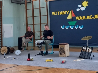 Muzyk gra na werblu.