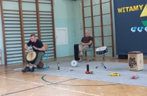 Perkusista gra na djembe.