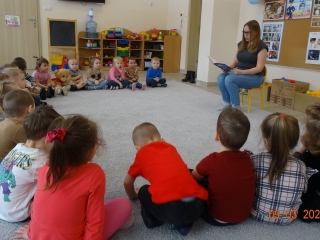 Maluszki sluchaja bajki czytanej przez mame Bartka.