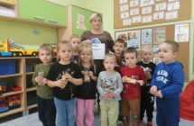 Babcia Artura czyta bajke