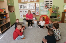 Mama Dylana czyta bajke