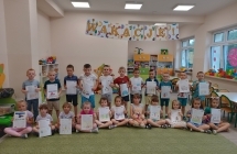 Realizacja programu  Mqaly Mis w Swiecie Wielkiej Literatury zdjecie dzieci z ich pracami i maskotka misiem