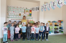 Mama kolezanki z gryupy czyta  bajke dzieciom