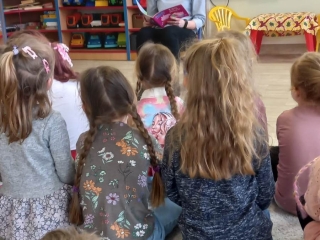 Projekt Maly Mis w swiecie wielkiej literatury - sluchanie bajki czytanej przez mame Wiktorii