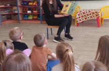 Projekt Maly Mis w swiecie wielkiej literatury - sluchanie bajki czytanej przez mame Patrycji