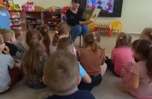 Projekt Maly Mis w swiecie wielkiej literatury - sluchanie bajki czytanej przez mame Marcela