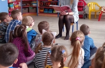 Projekt Maly Mis w swiecie wielkiej literatury - sluchanie bajki czytanej przez mame Kuby