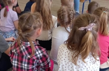 Projekt Maly Mis w swiecie wielkiej literatury - sluchanie bajki czytanej przez mame Oliwiera