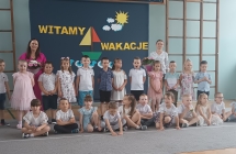 Dzieci z grupy VI z paniami na zakonczenie roku