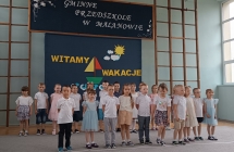 Dzieci z grupy VI spiewaja piosenki
