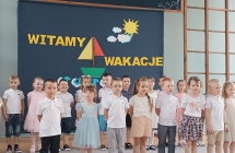 Dzieci z grupy VI recytuja wiersze na zakonczenie roku