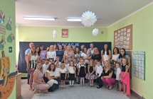 Zdjecie grupowe z rodzicami i paniami 
