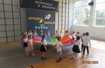 Zabawa dzieci z chusta animacyjna