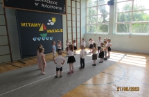 Dzieci tancza w kole