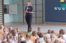 Policjantka podczas prelekcji.