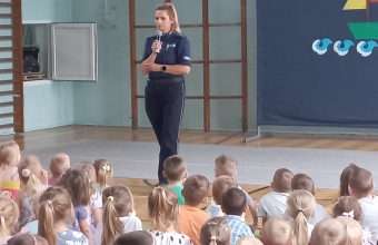 Policjantka podczas prelekcji.