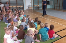 Dzieci obserwuja p. policjantke.