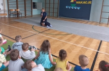 Dzieczynka prezentuje postawe obronna wg instrukcji p. policjantki.